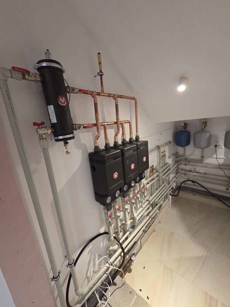 Nowa instalacja grzewcza na poddaszu - grupy pompowe i rozdzielacze centralnego ogrzewania